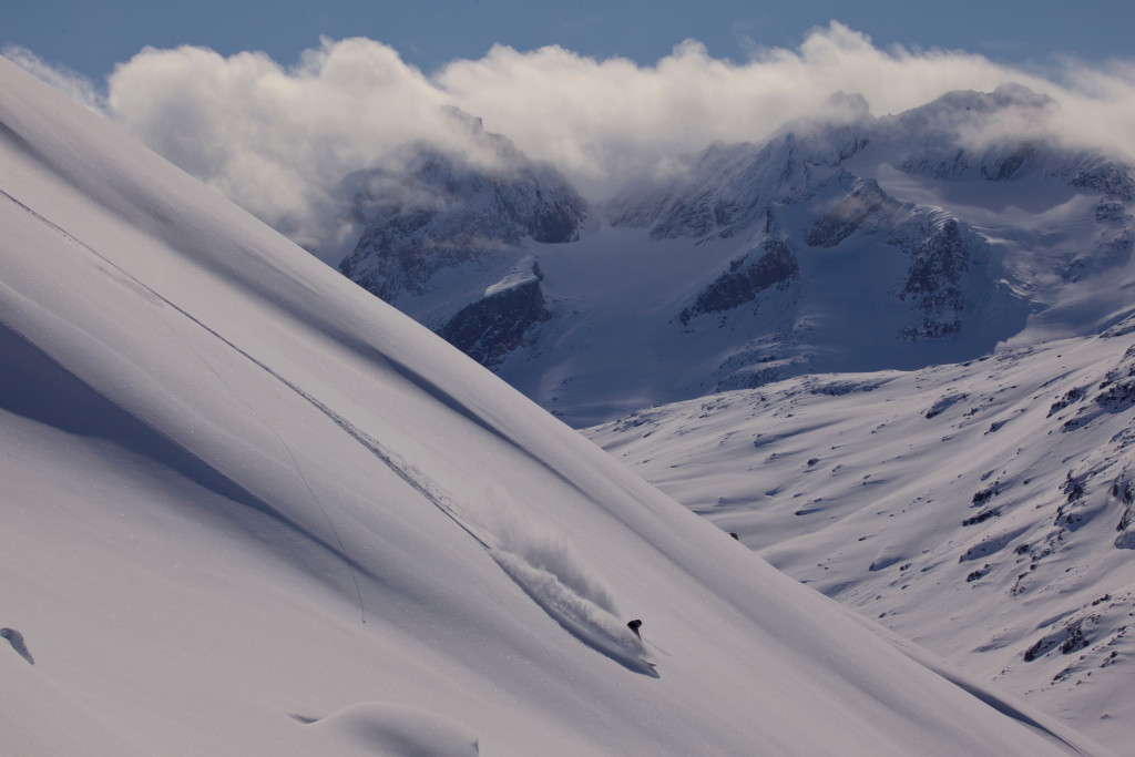 Heliskiing East Greenland with Arctic Heli Skiing©Shinsetsu Photo