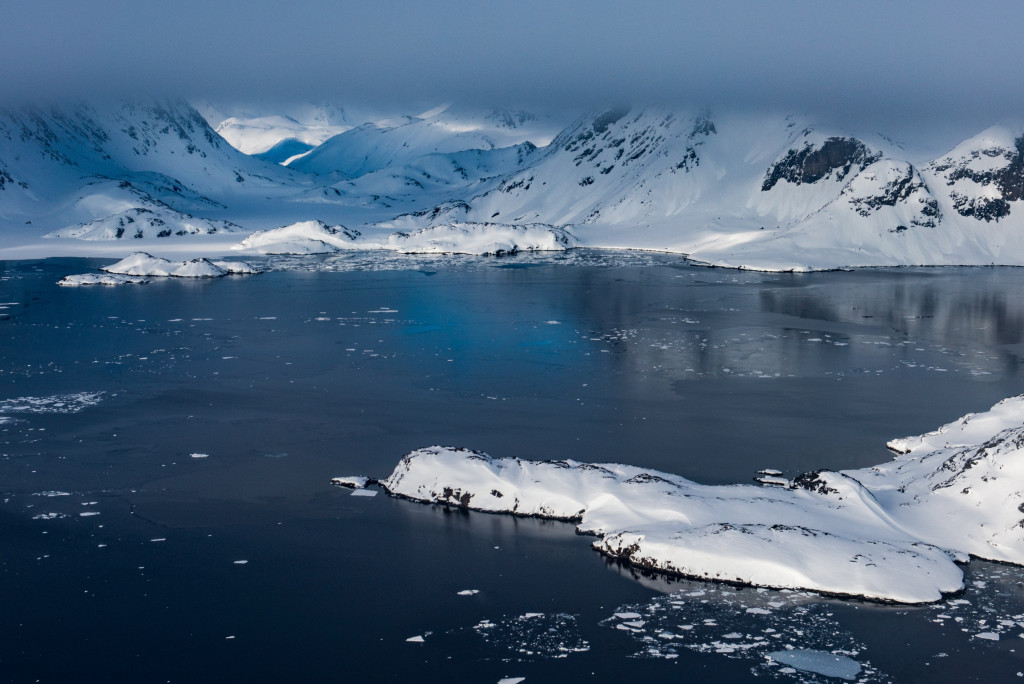 Views while heliskiing in East Greenland ©Eli Spiegel